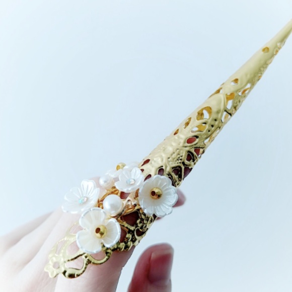 Blossom Finger Claw bracelet BNIB gold floral - Picture 2 of 4